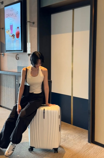“긴 머리 자르니 분위기 확 달라졌네” 권나라, 여행 중 공개한 단발 근황에 시선 쏠린 이유....