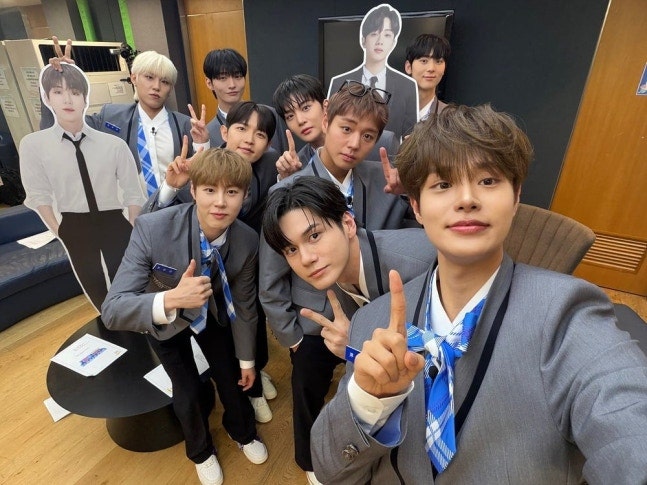 워너원 9년 만에 재회…"어른 됐구나" 워너원고 PD의 뭉클한 소회 멤버들이 제작진 걱정까지 ....