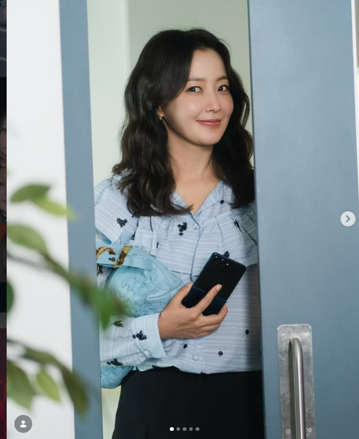 세월 지나도 변함없는 미모 김희선 아식스 러닝화