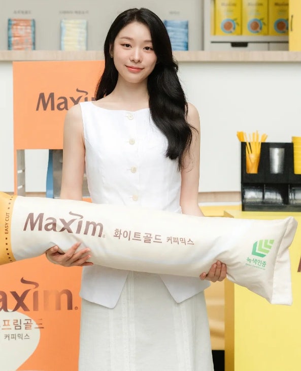 김연아 근황, 화이트 원피스 입고 사인하는 모습까지 화보 같은 분위기