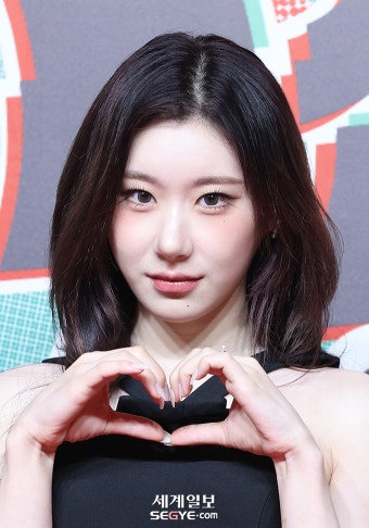 KTX 타고 지나가다가 바로 품번 검색했다는 있지 채령 그 버건디 가방, 가격 듣고 두 번 놀란 ....