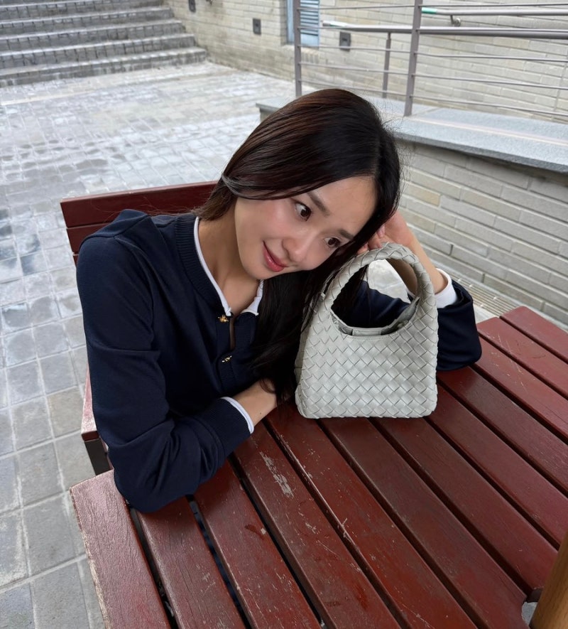 손연재 가방 500만 원대라고? 네이비 룩에 찰떡인 보테가베네타 캄파나 백 정체