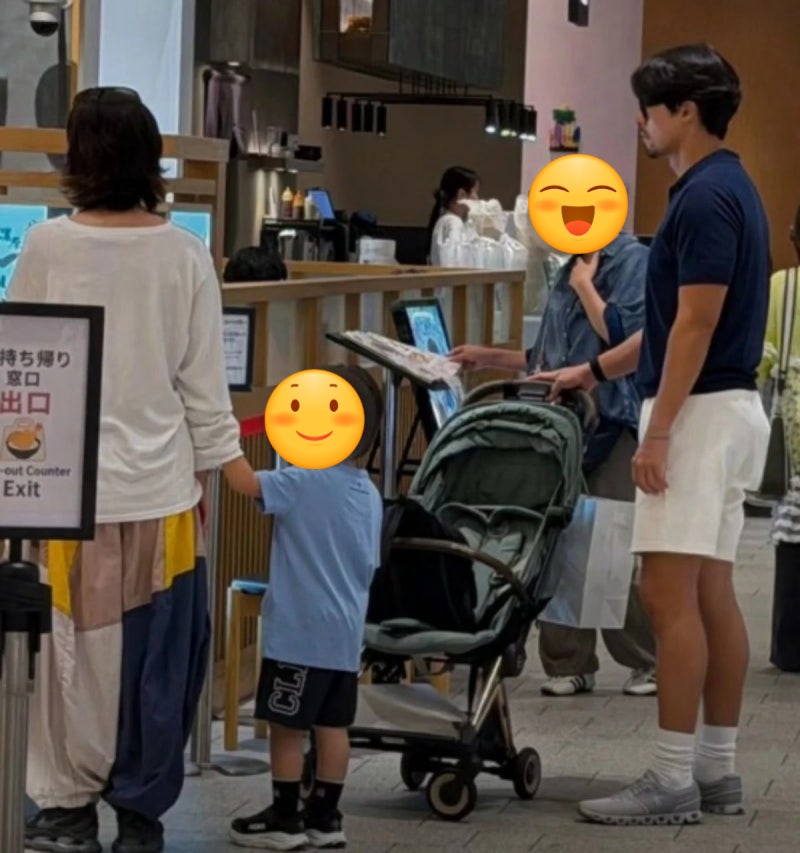 Hyun Bin pushes stroller, Son Ye-jin orders... Top star couple spotted with son in Tokyo