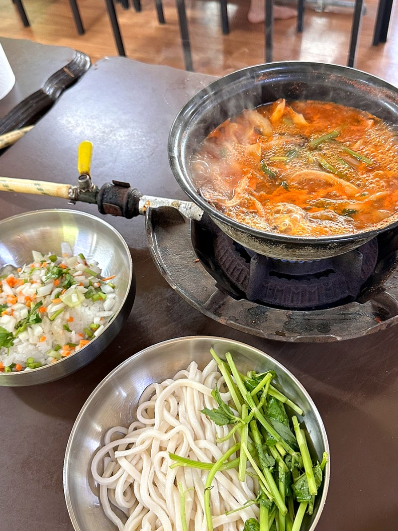 등촌동에서 빠질 수 없는 맛집 '최월선 칼국수'...맛있게 먹는 법 가이드 해드림 (버섯 매운탕....