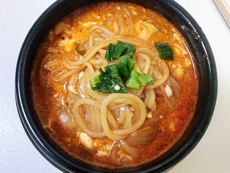 [한그릇요리] 쫄면 순두부찌개 레시피 간단한 재료로 얼큰하게 끓이는 순두부 요리
