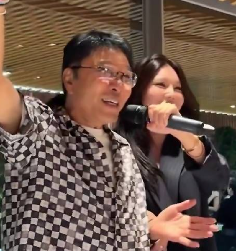 "예전영상인 줄" 이수만 74세 근황, 동안 외모에 깜짝..수영과 듀엣 화제
