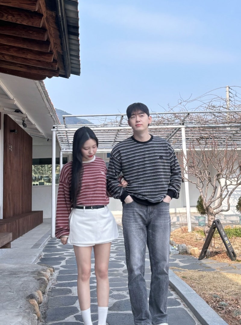 대세 봄 가을 커플룩 추천❤️ 남녀공용 스트라이프 커플니트 단가라 시밀러룩 커플룩 여행....