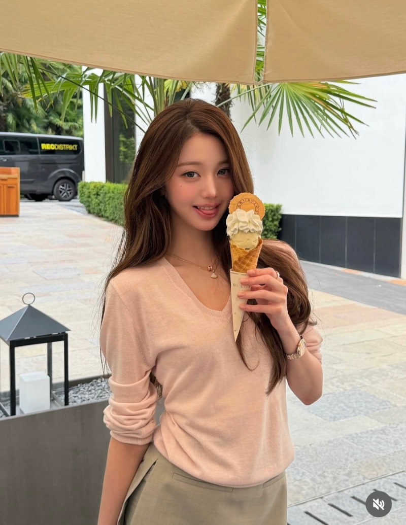 “아이스크림 하나 들었을 뿐인데 화보” 장원영, 연한 핑크 니트로 청순한 근황