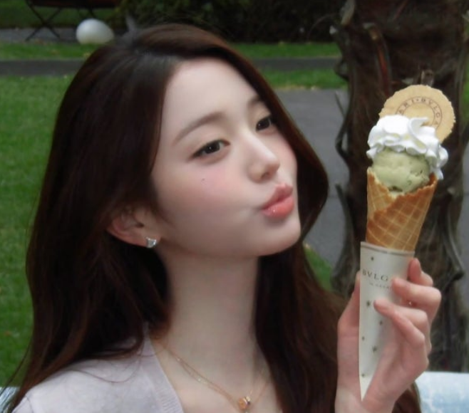 “Just How Small Is Her Face?” IVE's Jang Wonyoung Goes Viral Just by Holding an Ice Cream