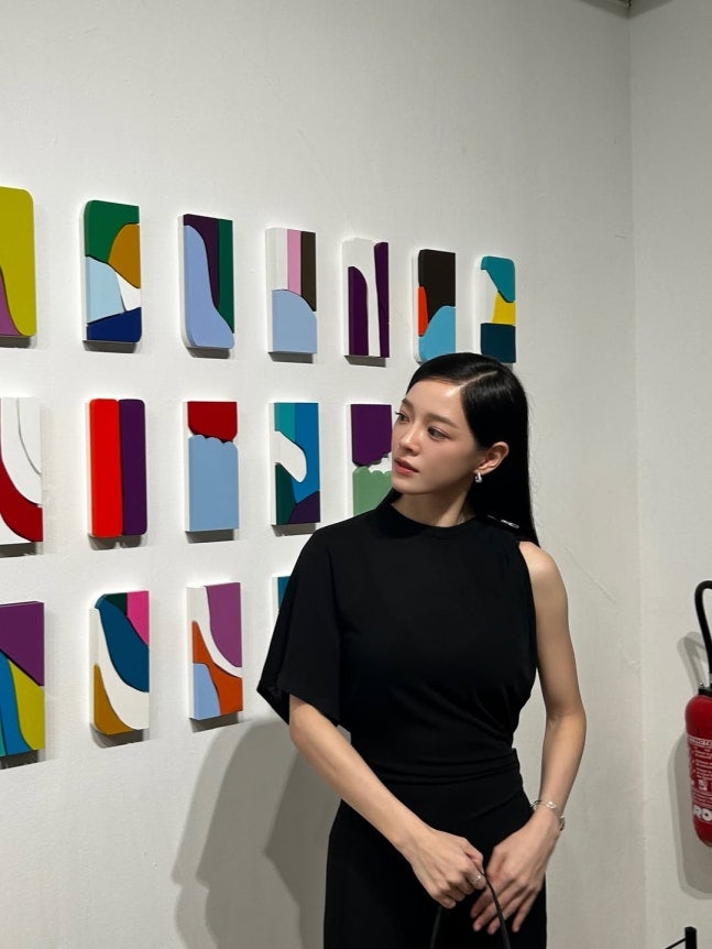 김세정, 반전 근육 몸매 공개 블랙 드레스 입자 선명해진 근육