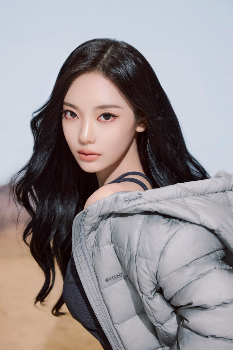 디스커버리 26FW 닝닝 화보 여성 바람막이, 경량패딩, 러닝화 추천 / 여자의 웰니스는 이건가....