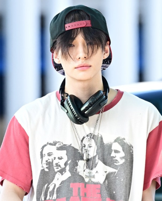스트레이키즈 현진 공항패션 뭐 입었을까? 비틀즈 티셔츠 가방 헤드폰 액세서리 찾아봄