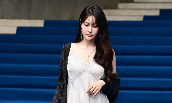"패션 슬립 드레스, 이렇게 입었을 줄이야" 카라 박규리 의외의 믹스매치 반전 스타일링 분석