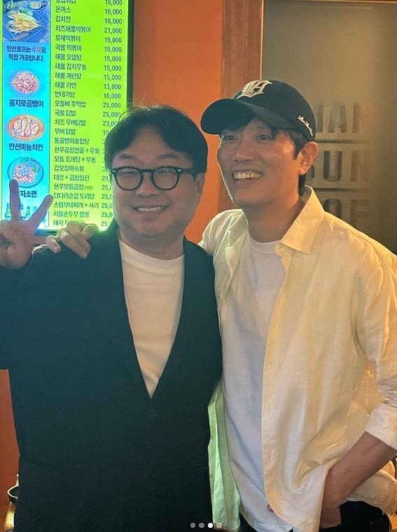 "오타 덕에 근황 알았죠" 박희순 만난 박휘순, 술자리 투샷에 난리 난 이유