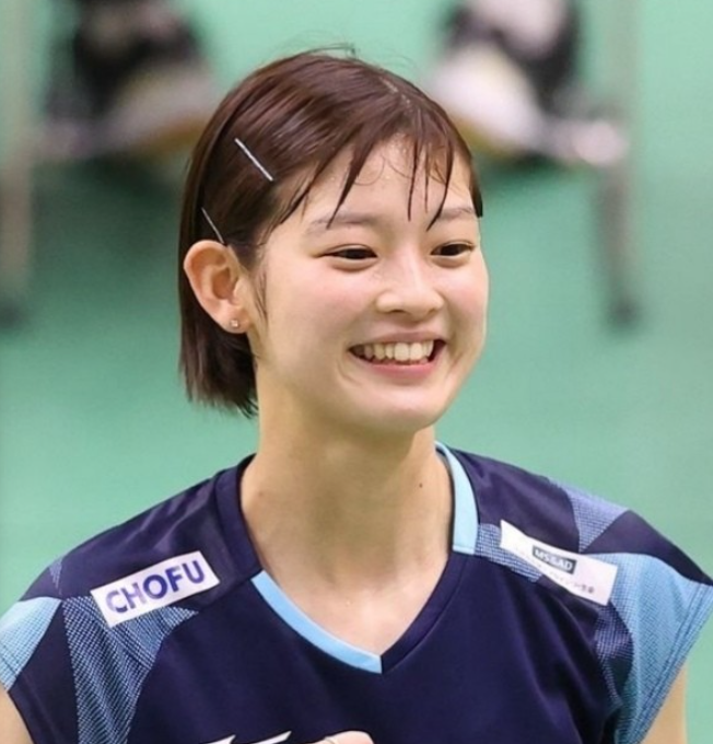 NewJeans' Hanni? TWICE's Jeongyeon? This 2005-born badminton player's visuals are simply god-tier!