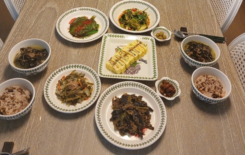 은퇴부부의 집밥한상 | 통영 돌미역으로 푹 끓인 미역국, 소고기,황태채,바지락까지,