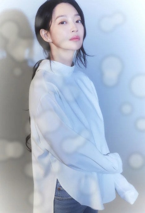 “이혼 통보받고 재혼 요구?” 신민아, 26억 뷰 웹툰 ‘재혼 황후’가 던지는 파격 도전