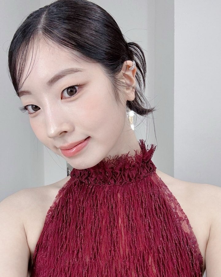 “목까지 올라온 드레스라 단정한 줄 알았는데…” 다현, 뒤돌자 드러난 ‘과감한 백리스’