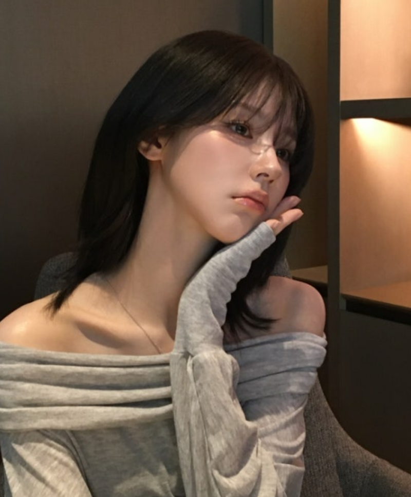 화이트 민소매에 데님…아이들 미연, 중단발 변신 공개 쇄골선에서 더 시크해진 분위기