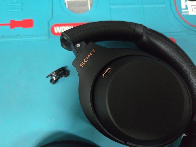 소니 WH-1000XM4 수리 SONY WH-1000XM4 힌지 교체 수리 7 - 소니 헤드폰 수리. 서울시 동작구 흑석동