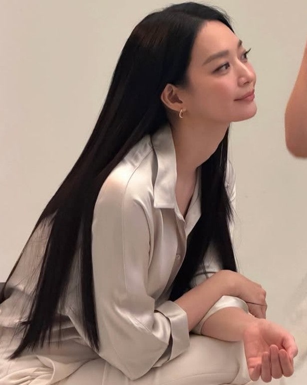 “이혼 통보받고 재혼 요구?” 신민아, 26억 뷰 원작으로 파격 변신… 대중이 들썩인 이유