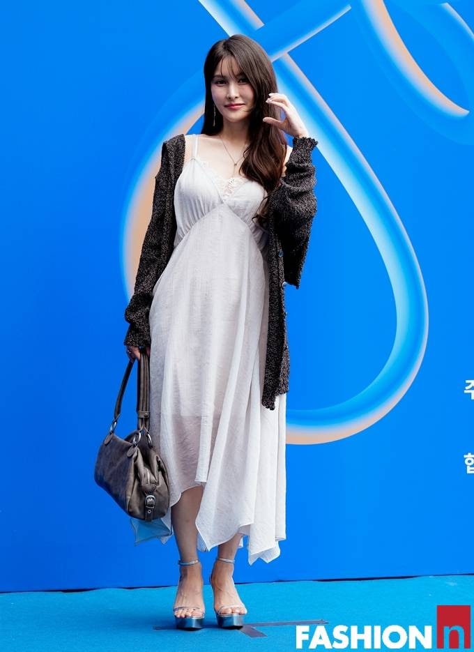 “박규리 맞아?”…화이트 슬립 드레스 입고 등장한 카라 박규리, 여신 비주얼 폭발