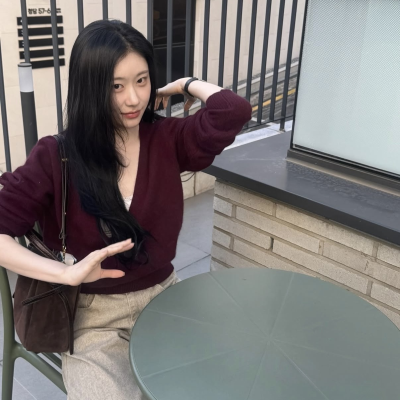 사복천재 채령이 가을에 고른 색... 블랙 대신 입은 ‘이 컬러’