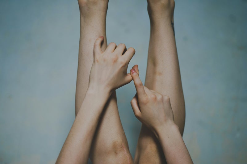 손발 저림 원인 완벽 분류: 말초신경병증 vs 목·허리 디스크 vs 혈액순환 장애 자가진단 및 감....