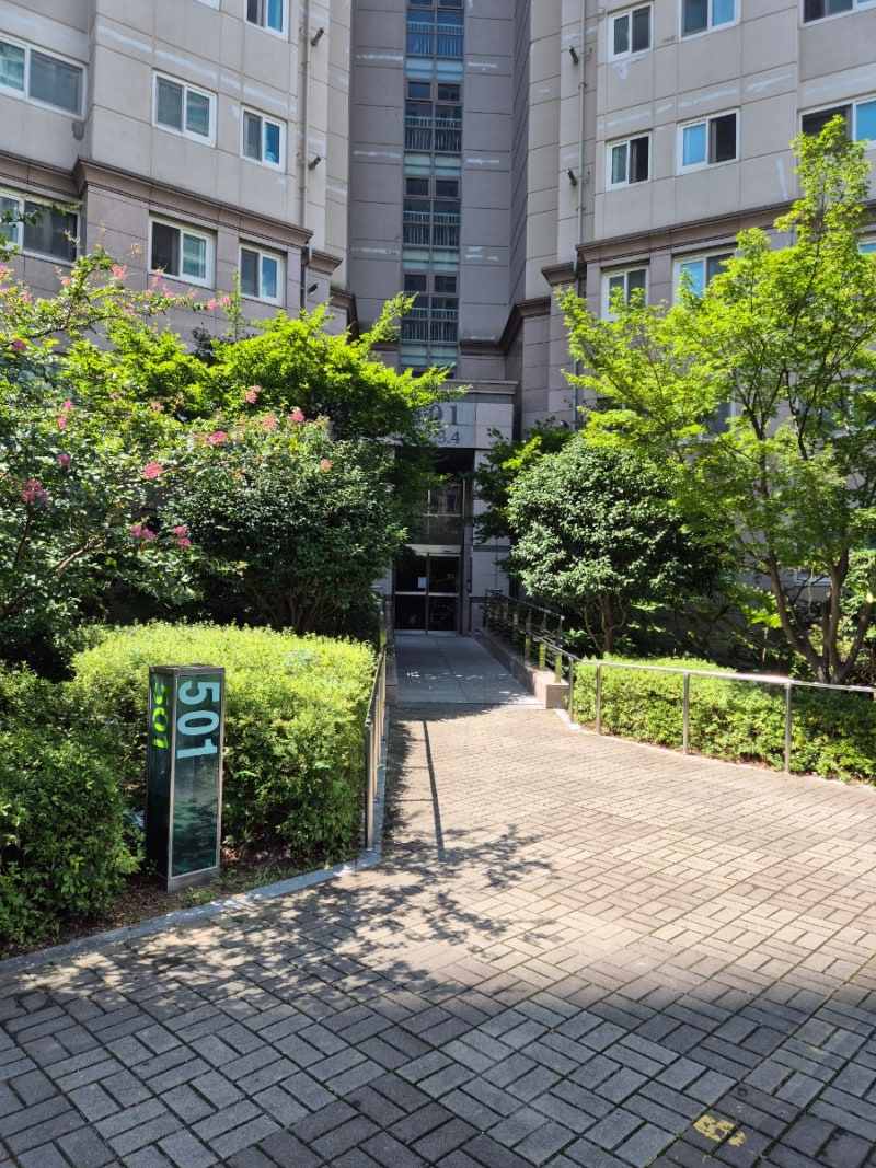 부산 화명동 방충망-화명동 롯데캐슬 카이저 파손된 방충망틀 수리 가능합니다.