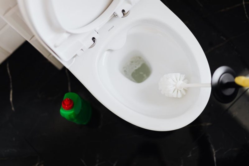 락스 사용법, 뜨거운 물에 타면 오히려 약해집니다 (희석 비율·섞으면 안 되는 세제)