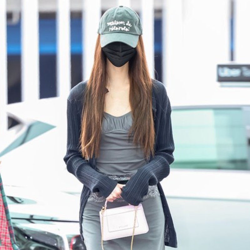얼굴 다 가려도 이 정도 아우라라니, 장원영 공항룩 뭐길래