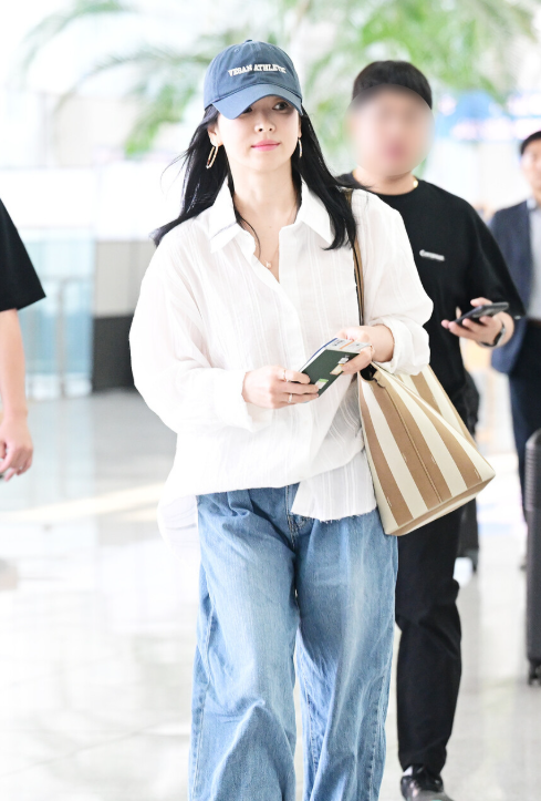 송혜교가 흰바지에 흰 운동화를 안 신은 이유… 발끝 보니 이해됐다
