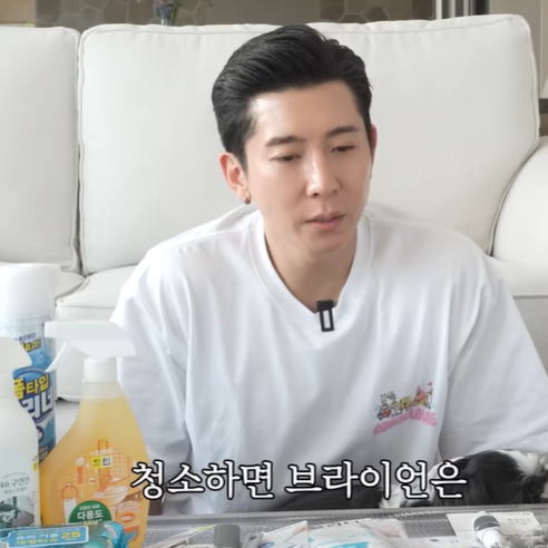 ‘이건 왜 팔아?’ 브라이언 다이소 청소템 직접 써보고 갈린 창틀·방충망 청소용품 3가지