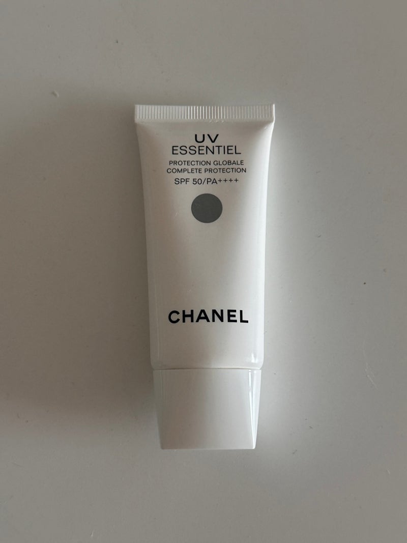 샤넬 UV 에쌍씨엘 30ml 선크림 백탁없이 피부에 쫀득하게 밀착되는 최애템 n통째, 비싸도 다시 ....