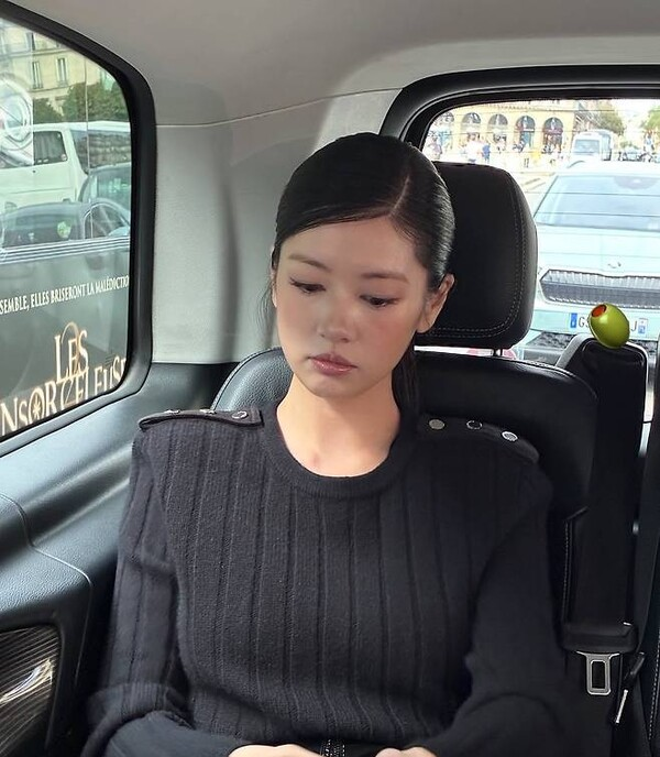 정소민, 파리에서 포착된 '올블랙' 근황…동료 배우들도 "아름답다" 감탄