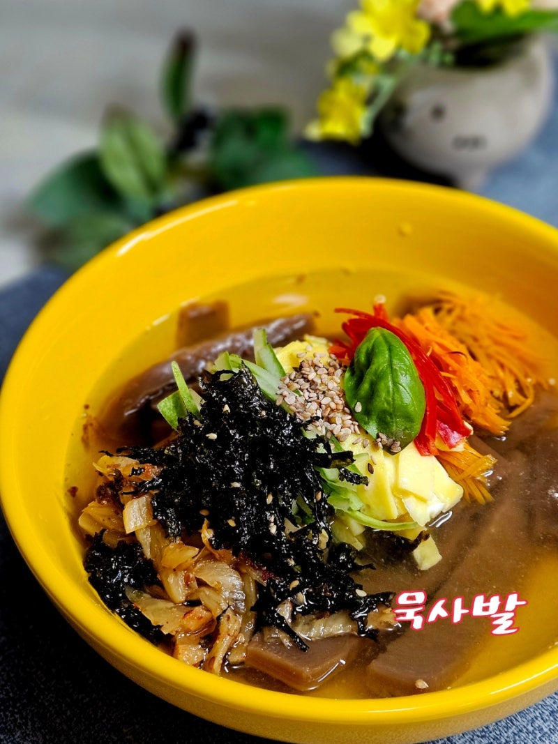 도토리 묵사발. 도토리 묵밥. 야식으로 칼로리 걱정 NO! 겨울엔 육수내어 온묵밥으로!