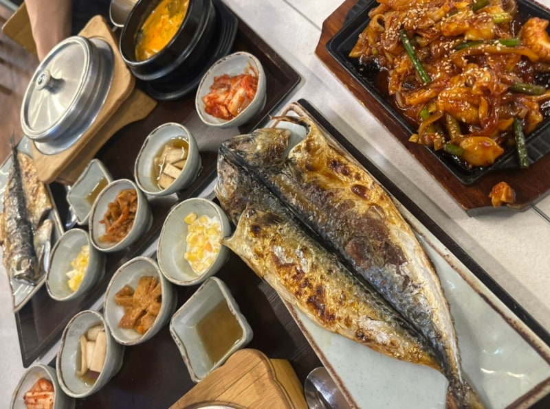 한눈에 리뷰)) 송도 트리플 스트리트 한식 맛집 찾는다면? | ‘반궁' 생선구이 솥밥 세트 솔....