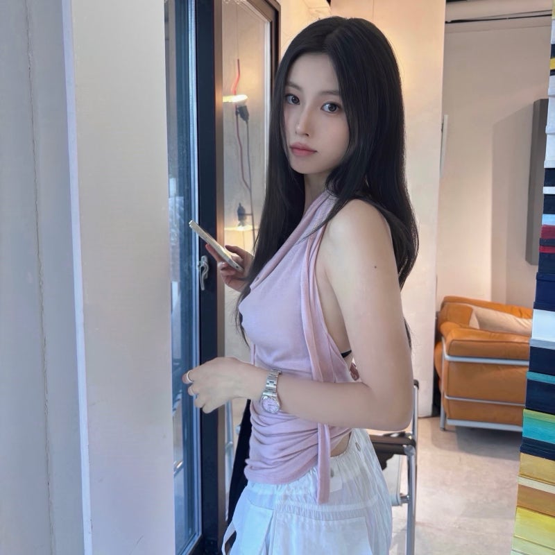 다시 여고생 연기하는 강혜원, 일상에서는 힙한 여름 나시룩