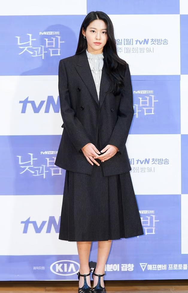 설현 셀린느룩 800만원대, 재킷 375만원 구두 170만원 나머지는 가격미정이었다