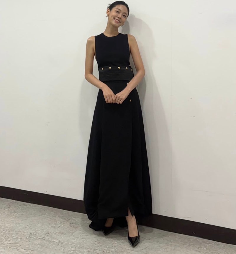 제천에 뜬 설현 심플한 블랙룩, 따라해볼랬더니 돈이 없네요