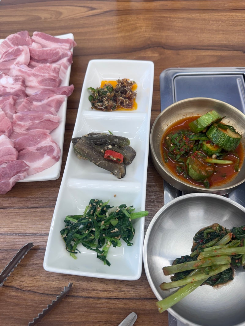 [천안 두정동 맛집] 우리동네김치찌개앤생삼겹살 | 정갈한 반찬과 국내산 삼겹살 솔직후기 (....