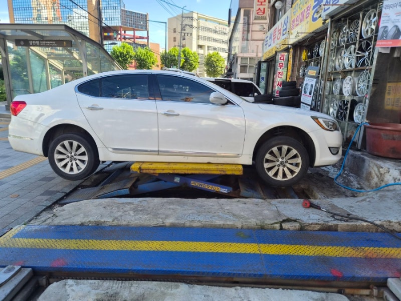 기아 K7 17인치 휠타이어 교체 후기 노후된 순정 휠 교체! 기아 K8 17인치 A급 중고 휠타이어 세....