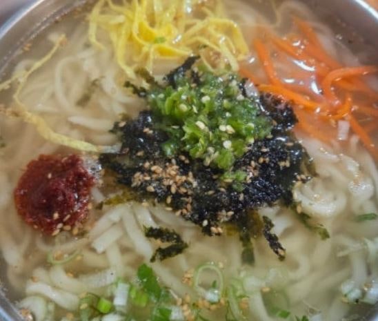 칼국수 면발은 왜 쫄깃할까? 반죽 숙성과 밀가루가 만드는 식감