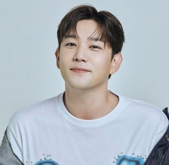 강인 슈퍼주니어 탈퇴 7년 만에 국내 공식석상, 서울패션위크 포토월 등장