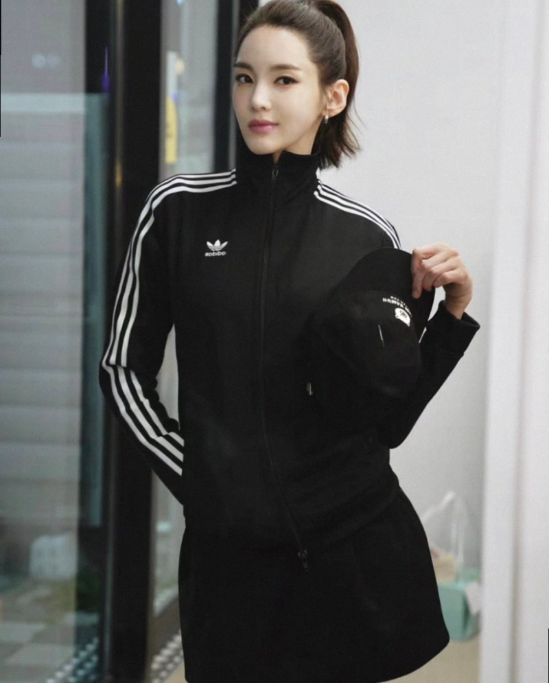 정가은 아디다스 져지: 49세 믿기지 않는 동안 패션 비결!