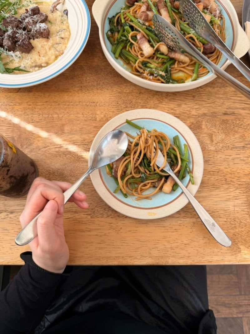 매탄권선 신동 오월의 꽃수저 | 신동 수변공원 브런치 맛집 후기 | 시골 유럽 분위기와 이색....