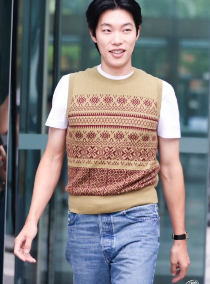 류준열 옷이 갑자기 작아진 줄… 자세히 보니 원래 이런 디자인이었다