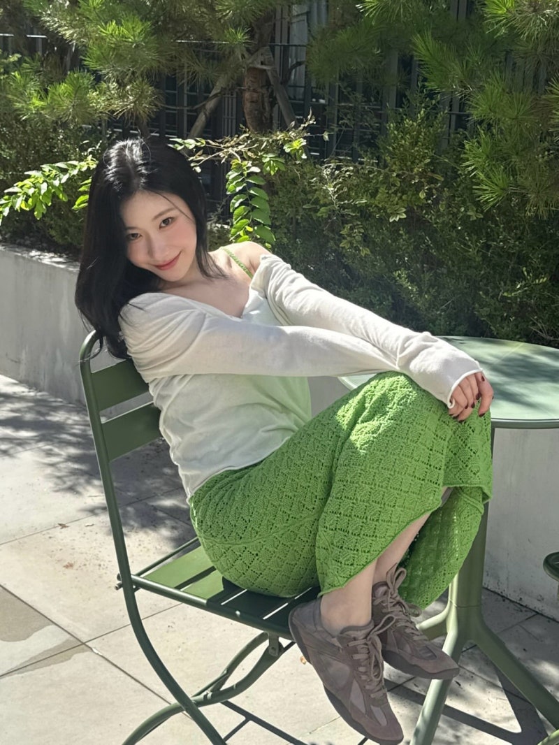 초록 니트 스커트에 브라운 스니커즈, ITZY 채령이 보여준 늦여름 컬러 공식