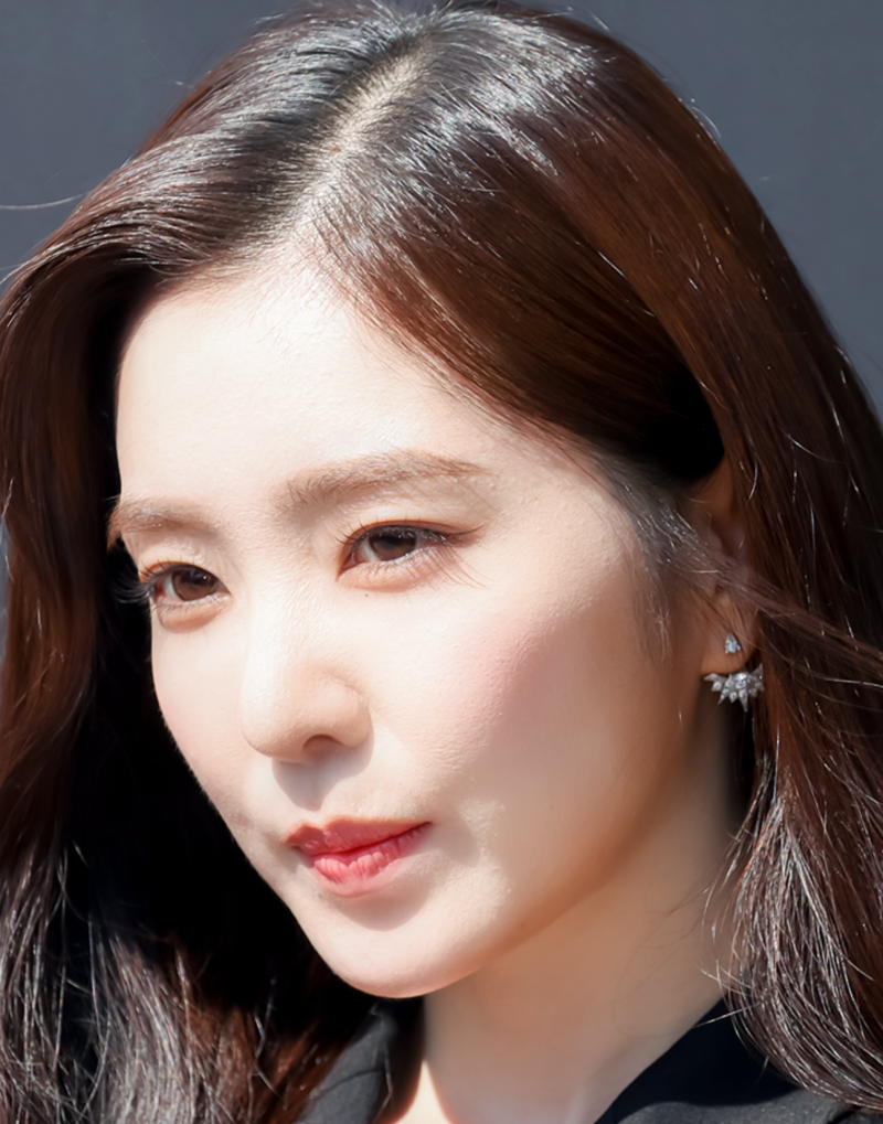 35세 아이린 얼굴 클로즈업, 화장이 왜 안 밀려?메이크업픽서 뿌리는 3단계와 쿠션팩트 두드....