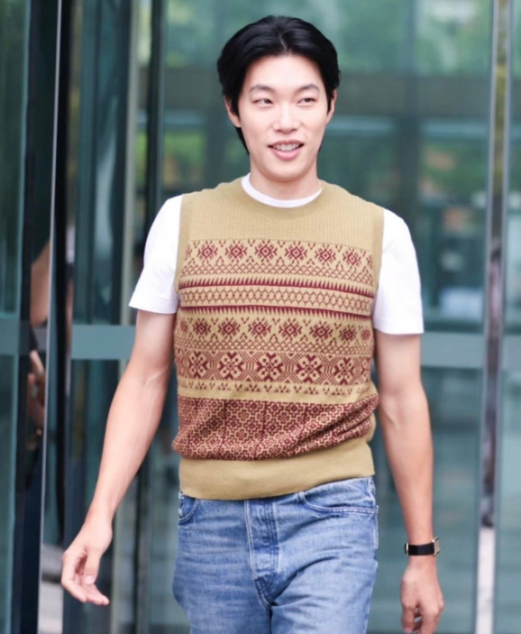 “사복 장인이라더니 왜 이래…” 류준열 80만 원대 조끼 사진 한 장에 다들 말문 막힌 사연?